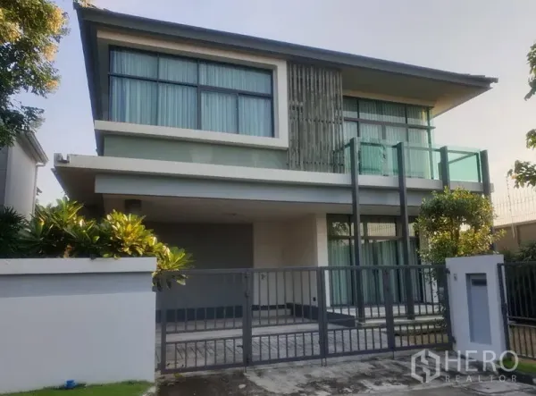 Detached House for sale in Bang Kapi, Bangkok - Modern two-storey detached house with gated driveway, balcony and large windows in Bang Kapi, Bangkok.