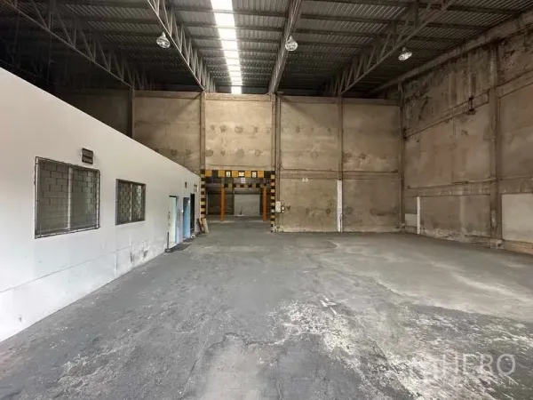 货栈 出租在Mueang Pathum Thani, Pathum Thani - 混凝土地面仓储区，旁接办公室区，墙体坚固。