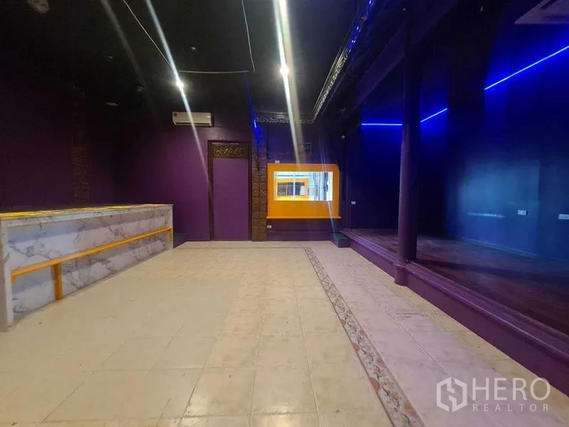 พื้นที่ขายปลีก ให้เช่าในWatthana, Bangkok - ฮอลล์หลักของร้านพร้อมเคาน์เตอร์ลายหินอ่อน เวทียกระดับ และไฟเส้นสีน้ำเงิน