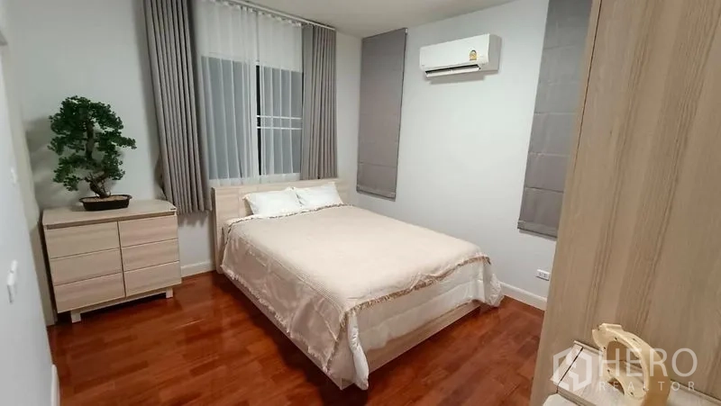 独立式住宅 出租在Prawet, Bangkok - 客卧，双人床、斗柜与空调