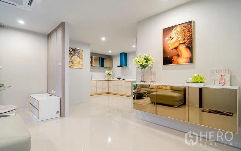 บ้าน ขายในLam Luk Ka, Pathum Thani - โถงพักผ่อนและครัวบิวท์อินพร้อมตู้เก็บของ