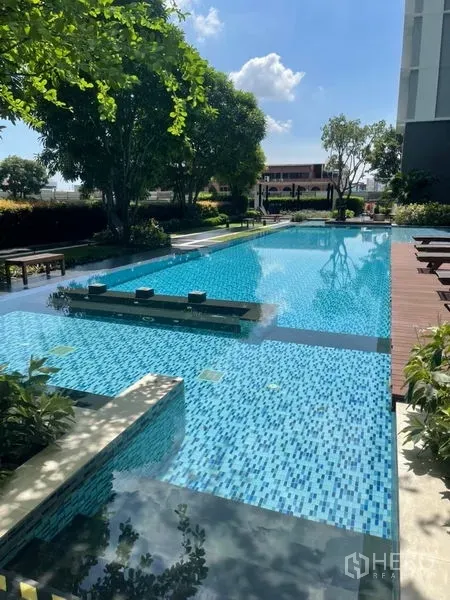 公寓 出售在Phra Khanong, Bangkok - 室外泳池配木质日光甲板、绿树与休息区的公寓设施