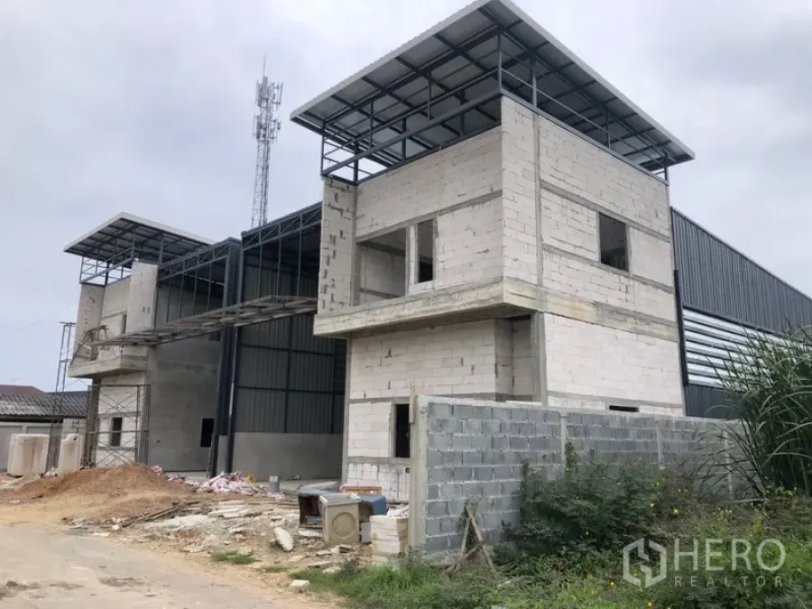 คลังสินค้า ให้เช่าในLam Luk Ka, Pathum Thani - ด้านหน้าโกดังใหม่พร้อมอาคารสำนักงานคอนกรีตและหลังคาเหล็ก