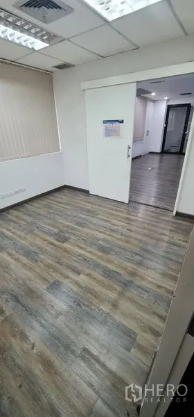 สำนักงาน ให้เช่าในWatthana, Bangkok - ห้องทำงานส่วนตัวขนาดเล็ก ประตูบานเลื่อน พื้นลายไม้