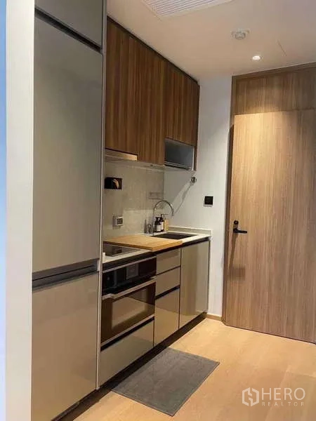 公寓 出租在Watthana, Bangkok - 紧凑厨房，内置冰箱、烤箱、感应炉与木质橱柜