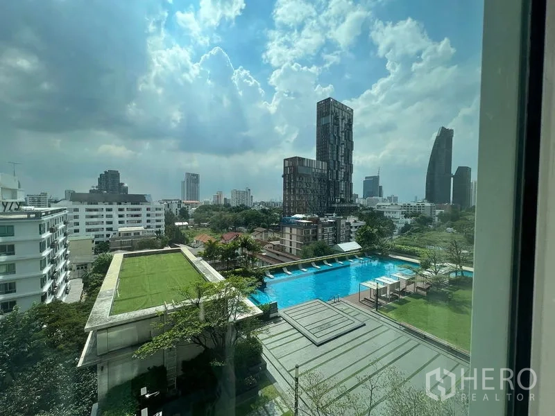 คอนโด ให้เช่าในKhlong Toei, Bangkok - วิวเส้นขอบฟ้าเมืองและสระว่ายน้ำขนาดใหญ่จากหน้าต่างคอนโด