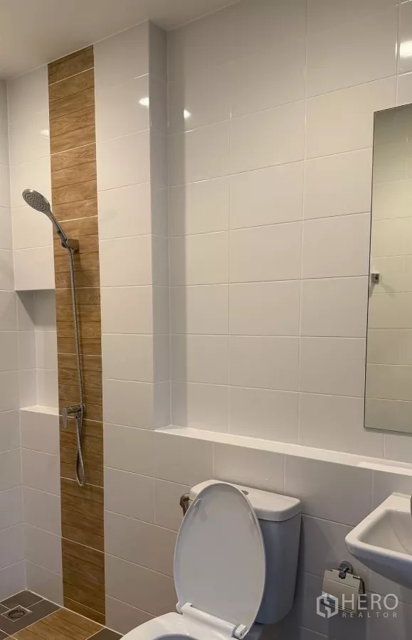 Townhouse for rent in Bang Phli, Samut Prakan - Bathroom with white tiles, walk-in shower and toilet.