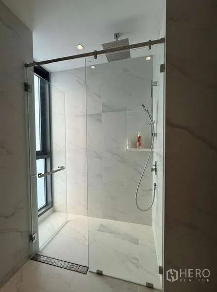 คอนโด ให้เช่าหรือขายในSathon, Bangkok - ห้องอาบน้ำกั้นกระจกพร้อมฝักบัวเรนชาวเวอร์ ช่องวางของ และหน้าต่าง