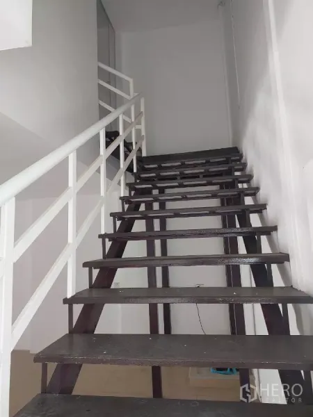 สำนักงานที่บ้าน ให้เช่าในYan Nawa, Bangkok - บันไดภายในเหล็ก–ไม้ ราวสีขาวขึ้นสู่ชั้นบน