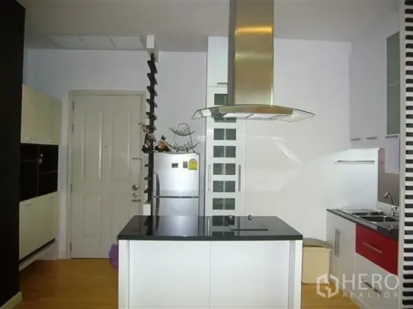 คอนโด ให้เช่าในKhlong San, Bangkok - ครัวสมัยใหม่สีขาว มีไอส์แลนด์เตาและฮูดสแตนเลส