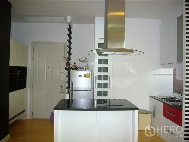 คอนโด ให้เช่าในKhlong San, Bangkok - ครัวสมัยใหม่สีขาว มีไอส์แลนด์เตาและฮูดสแตนเลส