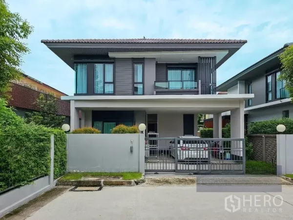 บ้าน ขายในLam Luk Ka, Pathum Thani - มุมมองด้านหน้าบ้านเดี่ยวสองชั้น พร้อมโรงจอดรถและระเบียง หน้าบ้านมีกำแพงรั้ว