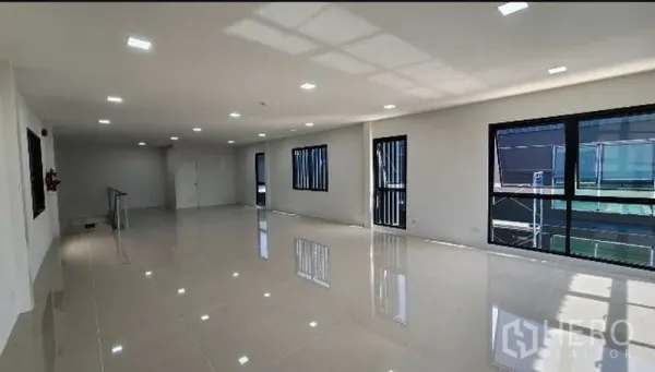 Factory for rent in Bang Bo, Samut Prakan - Spacious upper-floor office with glossy tiles and large windows