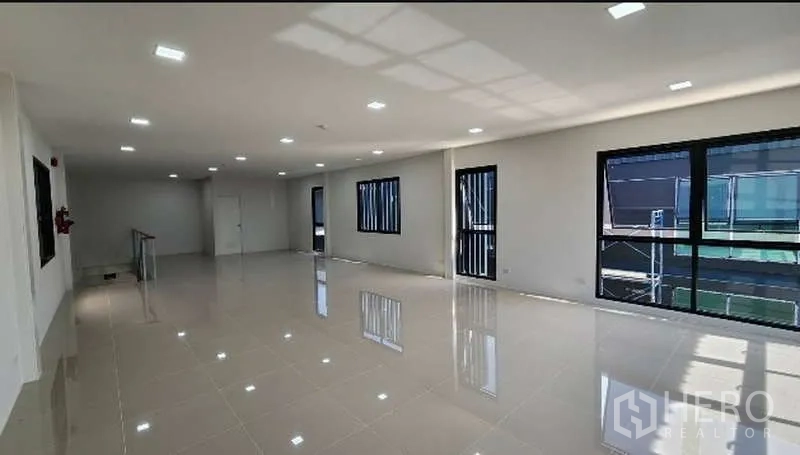 Factory for rent in Bang Bo, Samut Prakan - Spacious upper-floor office with glossy tiles and large windows