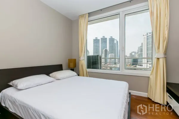 คอนโด ให้เช่าหรือขายในKhlong Toei, Bangkok - ห้องนอนมองเห็นวิวสกายไลน์กรุงเทพจากหน้าต่างกว้าง