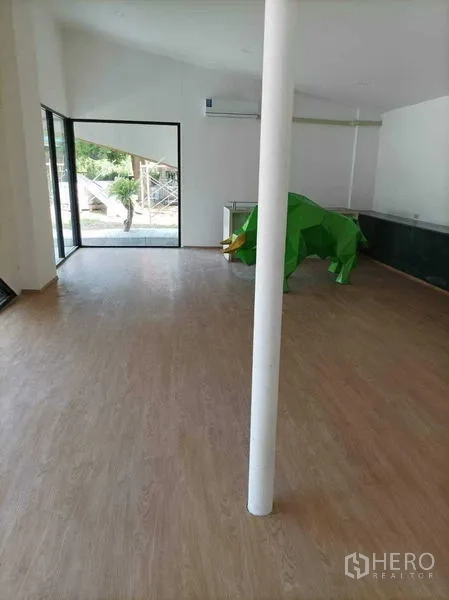 พื้นที่ขายปลีก ให้เช่าในPrawet, Bangkok - ภายในแบบเปิดโล่ง พื้นลายไม้ เสากลางห้อง และประตูกระจกรับแสงธรรมชาติ