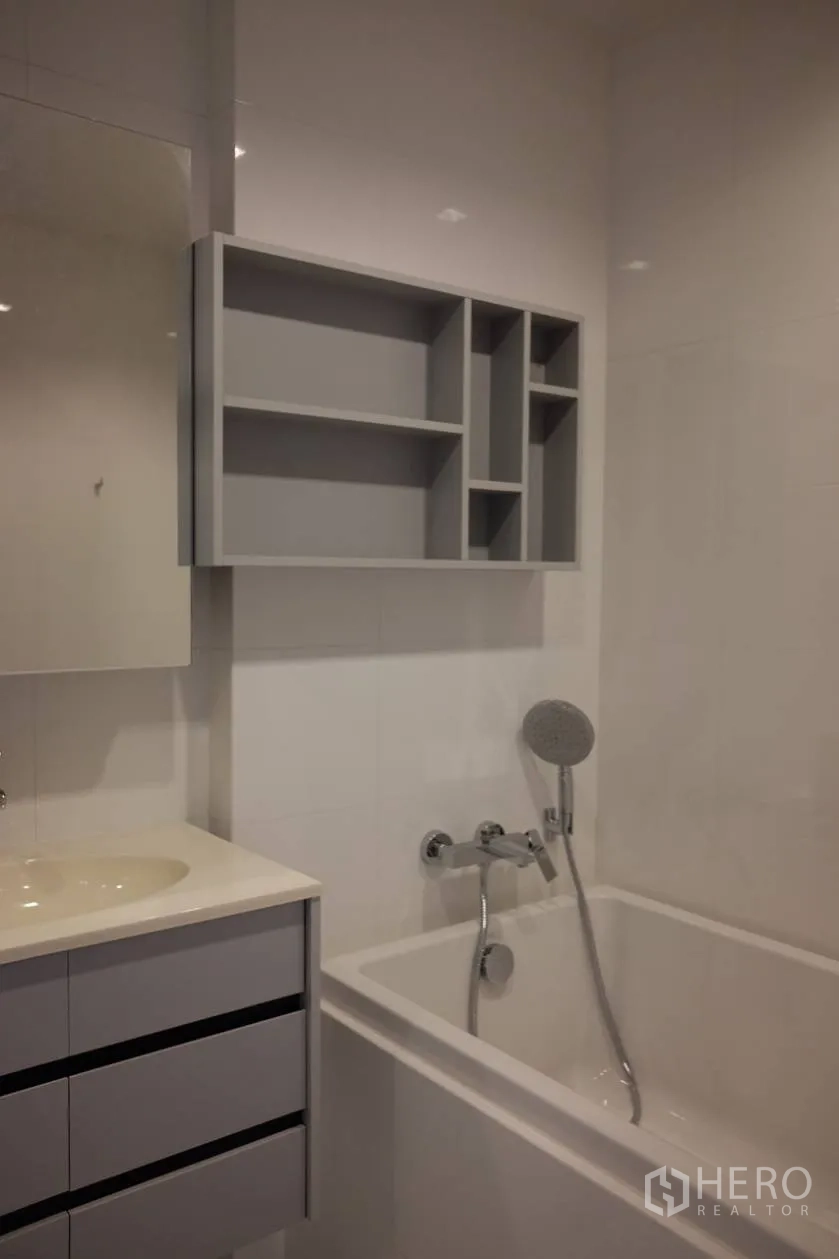 คอนโด ให้เช่าในWatthana, Bangkok - ห้องน้ำมีอ่างล้างหน้า ชั้นวางของ และอ่างอาบน้ำลึกพร้อมฝักบัวมือ