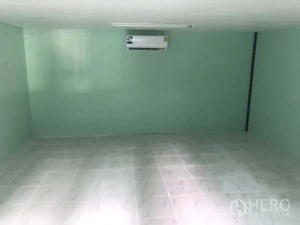 货栈 出租在Khlong Luang, Pathum Thani - 带空调的办公室，浅绿色墙面与地砖，位于仓库内部。