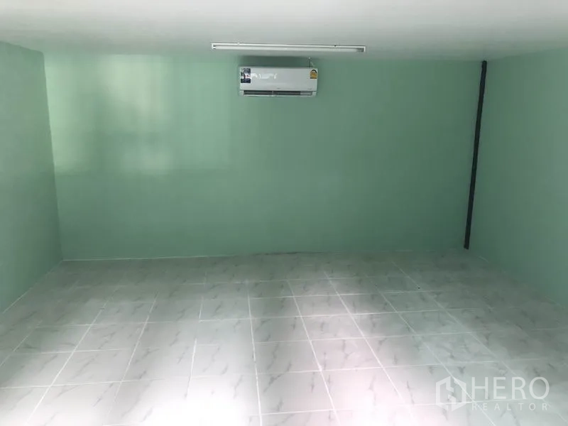 货栈 出租在Khlong Luang, Pathum Thani - 带空调的办公室，浅绿色墙面与地砖，位于仓库内部。