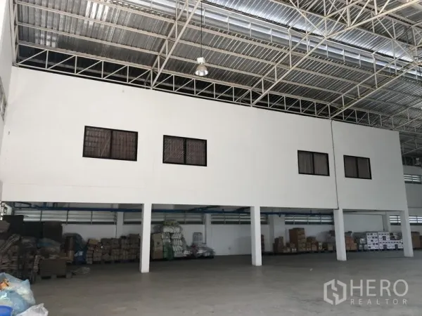Factory for rent or sale in Lat Lum Kaeo, Pathum Thani - Mezzanine office block inside the warehouse with high ceiling and ventilation windows.