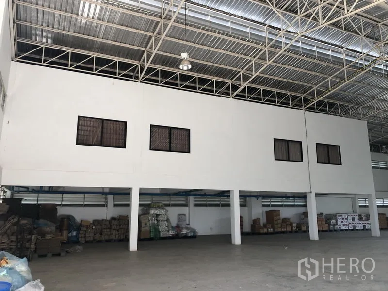 Factory for rent or sale in Lat Lum Kaeo, Pathum Thani - Mezzanine office block inside the warehouse with high ceiling and ventilation windows.
