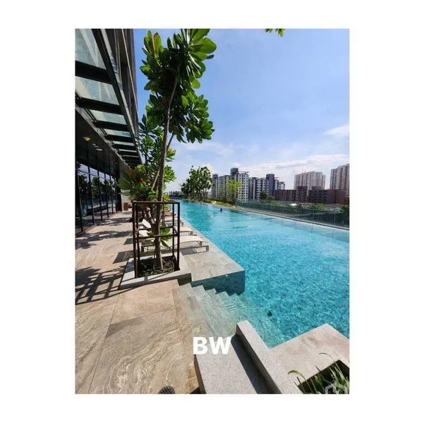 Condominium for rent in Phra Khanong, Bangkok - Rooftop infinity pool with city skyline views and sun deck seating