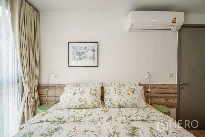 คอนโด ให้เช่าในWatthana, Bangkok - ห้องนอนเตียงคู่ ผ้าม่านหนา และเครื่องปรับอากาศติดผนัง