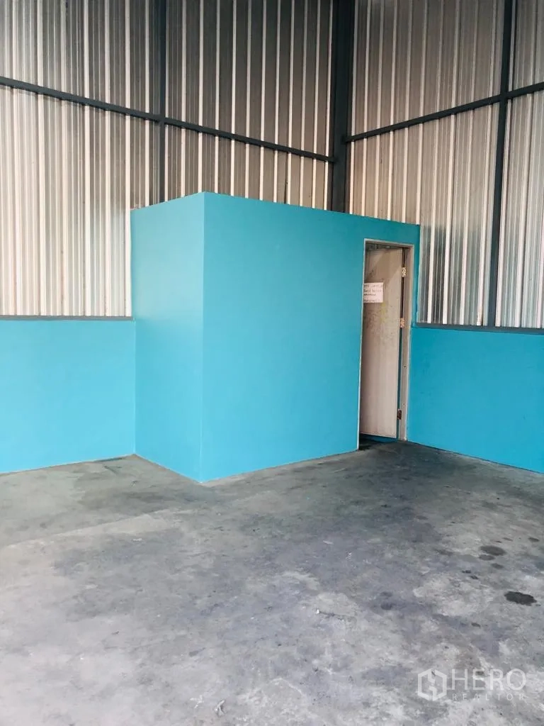 คลังสินค้า ให้เช่าในSaphan Sung, Bangkok - ภาพระยะใกล้ของห้องน้ำ/ห้องยูทิลิตี้กั้นผนังสีฟ้าภายในโกดัง ผนังเมทัลชีท