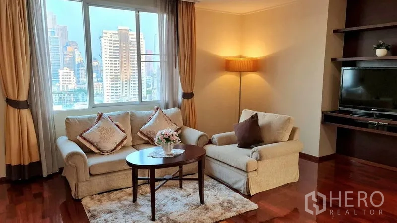 อพาร์ทเมนท์ ให้เช่าในWatthana, Bangkok - มุมนั่งเล่นสบาย โซฟาเลิฟซีท เก้าอี้นวม โต๊ะกลาง พร้อมหน้าต่างวิวเมือง