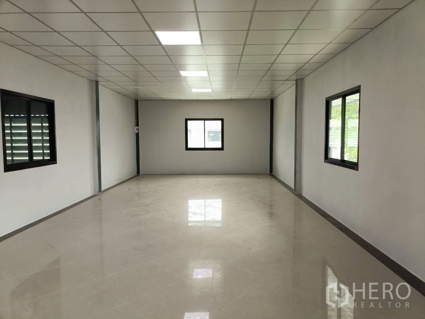 โรงงาน ให้เช่าในLam Luk Ka, Pathum Thani - พื้นที่สำนักงานโล่ง มีหน้าต่างสองฝั่งและพื้นกระเบื้องเงา