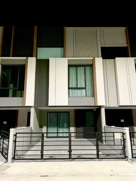 ทาวน์เฮาส์ ให้เช่าในSamut Prakan - หน้าบ้านทาวน์โฮม 2.5 ชั้น ทันสมัย พร้อมรั้วและที่จอดรถ 2 คัน