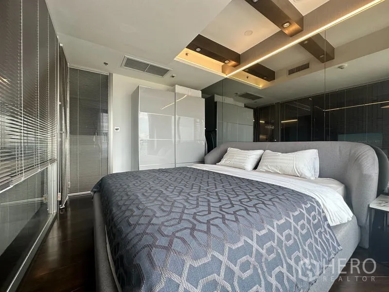 คอนโด ขายในWatthana, Bangkok - ห้องนอนมาสเตอร์ ฝ้าเล่นระดับ ผนังกระจก และตู้เสื้อผ้า