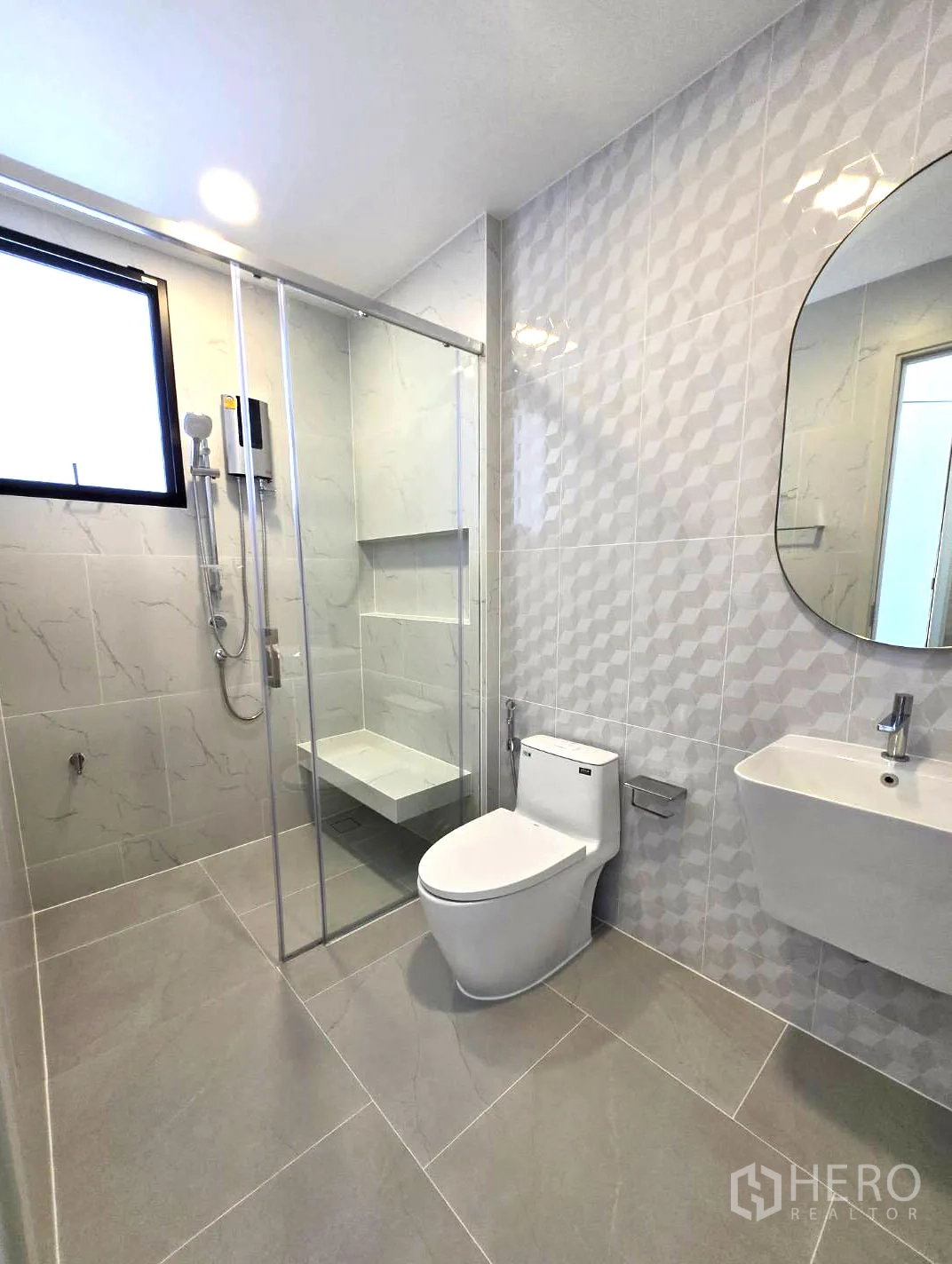 Detached House for rent in Saphan Sung, Bangkok - Utility corridor with sink and storage in the service area.