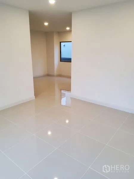 บ้าน ขายในNuea Khlong, Krabi - โถงกว้างพร้อมไฟดาวน์ไลท์ พื้นกระเบื้องเงา เหมาะเป็นพื้นที่รับประทานอาหารหรือพักผ่อน