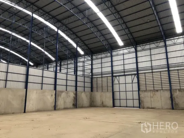 Warehouse for rent in Lat Lum Kaeo, Pathum Thani - Wide open warehouse space with arched roof, steel frame and smooth concrete floor.