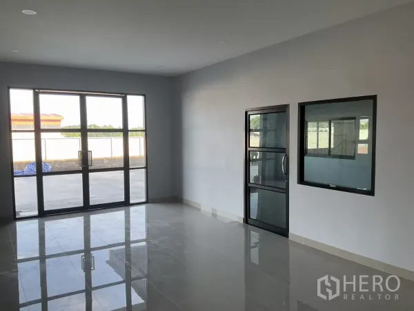 工厂 出售在Samut Sakhon - 一层办公室大堂，玻璃双开门与光亮瓷砖地面