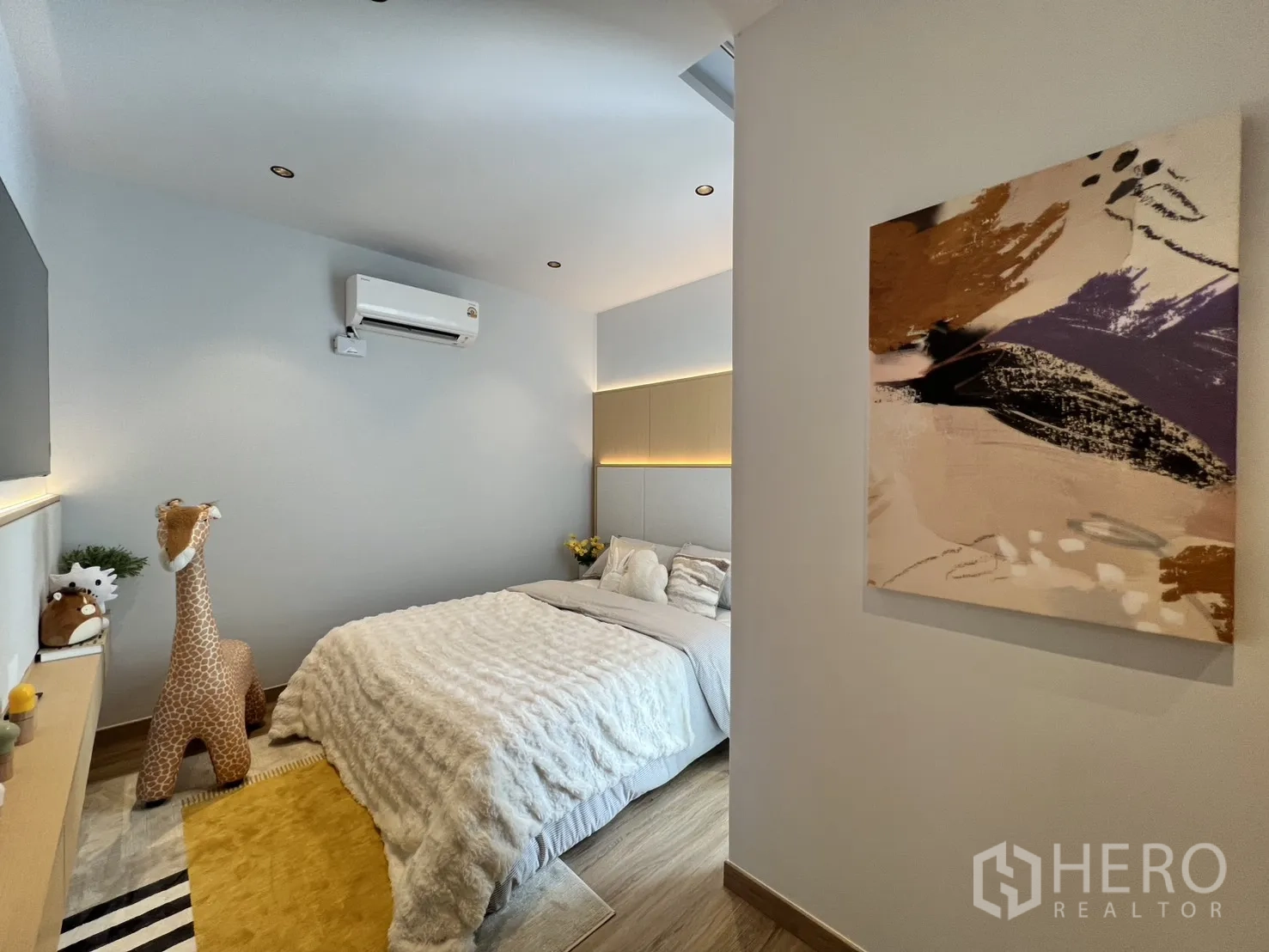 Townhouse for rent in Mueang Samut Prakan, Samut Prakan - Bedroom from another angle showing decorative art and soft bedding.