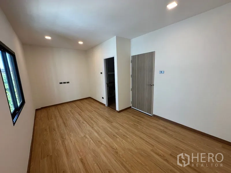 สำนักงานที่บ้าน ให้เช่าในWang Thonglang, Bangkok - ห้องนอนอีกห้องพื้นไม้ พร้อมประตูสู่ห้องน้ำ