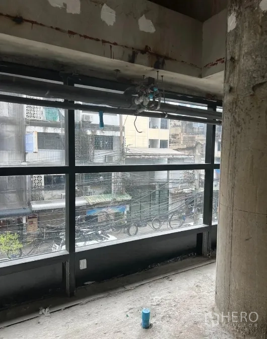 พื้นที่ขายปลีก ให้เช่า - แถวหน้าต่างยาวมองเห็นอาคารรอบข้าง พร้อมจุดเดินท่อสาธารณูปโภค