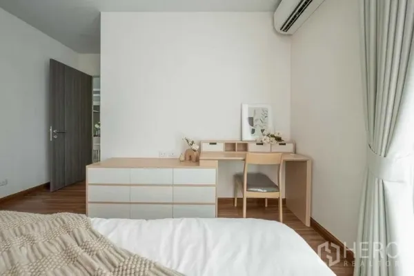 คอนโด ให้เช่าในKhlong San, Bangkok - มุมห้องนอนพร้อมโต๊ะทำงาน ลิ้นชัก เครื่องปรับอากาศ และหน้าต่างบานใหญ่กับผ้าม่าน