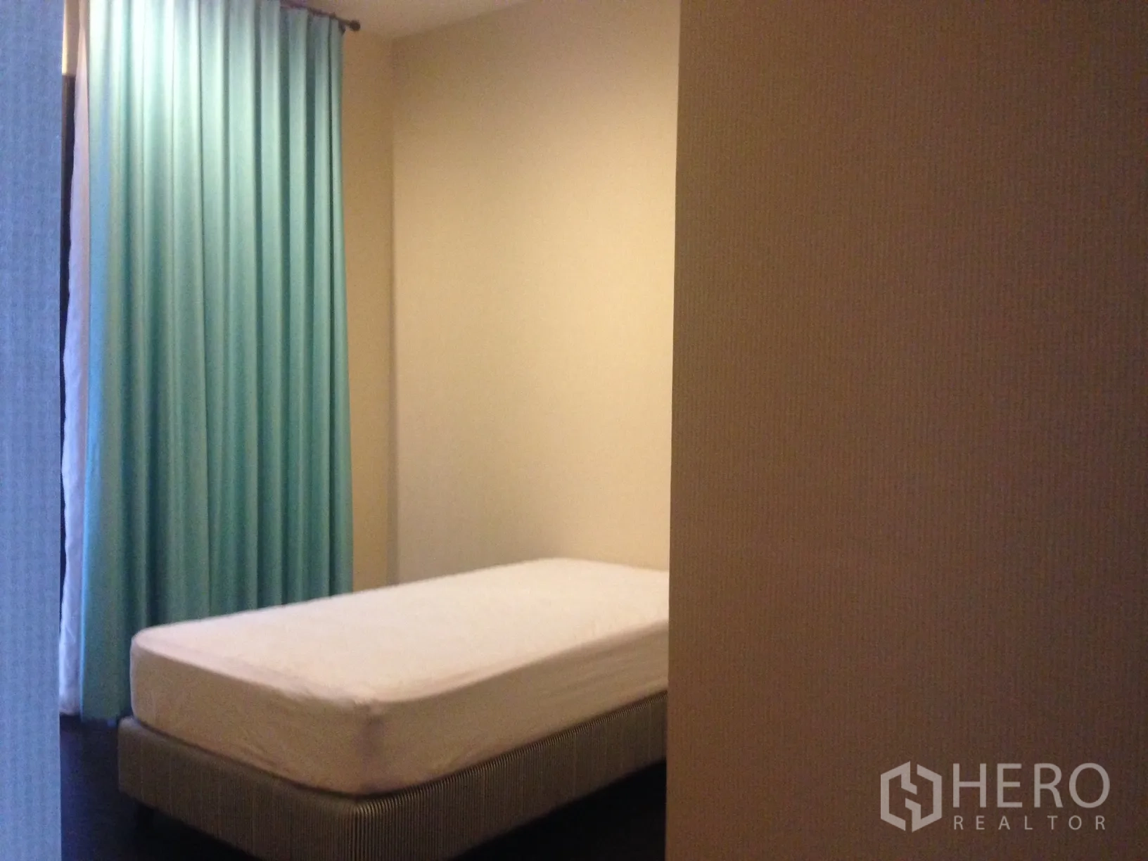 ทาวน์เฮาส์ ให้เช่าในBang Kapi, Bangkok - ห้องนอนขนาดกะทัดรัด เตียงเดี่ยวและผ้าม่านสีฟ้า