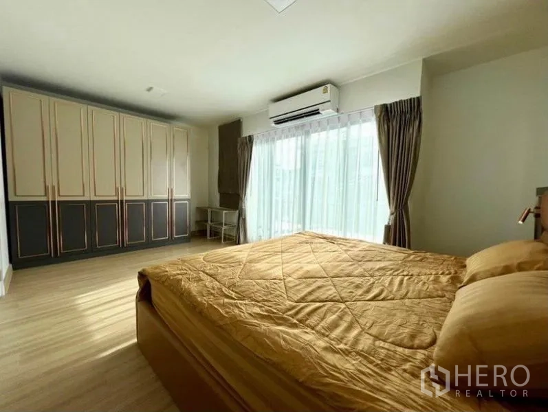 ทาวน์เฮาส์ ให้เช่าในWang Thonglang, Bangkok - ห้องนอนพร้อมตู้เสื้อผ้าบิวท์อิน เครื่องปรับอากาศ และหน้าต่างบานใหญ่