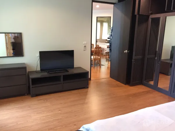 คอนโด ให้เช่าในKhlong Toei, Bangkok - ห้องนอนใหญ่กว้าง พร้อมชั้นวางทีวี ลิ้นชัก และตู้เสื้อผ้าขนาดใหญ่ พื้นไม้