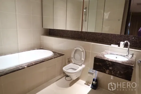 คอนโด ให้เช่าในKhlong Toei, Bangkok - ห้องน้ำสไตล์โมเดิร์น อ่างอาบน้ำ เคาน์เตอร์หินอ่อน กระจกบานยาว กระเบื้องสีครีม