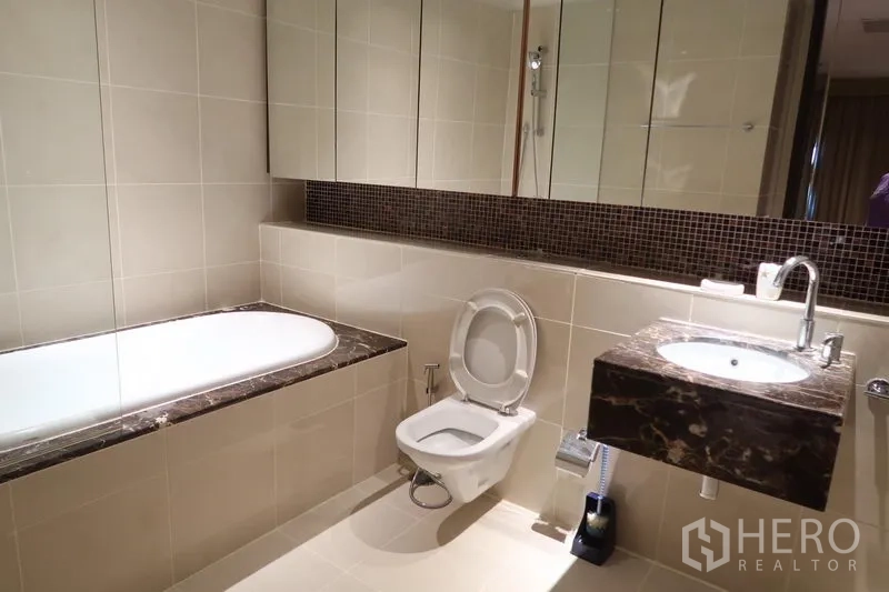 คอนโด ให้เช่าในKhlong Toei, Bangkok - ห้องน้ำสไตล์โมเดิร์น อ่างอาบน้ำ เคาน์เตอร์หินอ่อน กระจกบานยาว กระเบื้องสีครีม