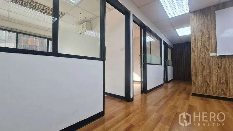 สำนักงาน ให้เช่าในKhlong Toei, Bangkok - ทางเดินเรียงห้องสำนักงานกั้นกระจกพร้อมกระจกฝ้า