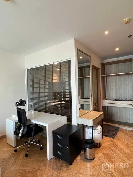 คอนโด ขายในWatthana, Bangkok - มุมทำงานพร้อมโต๊ะสีขาว เก้าอี้สำนักงาน และฉากกั้นกระจก