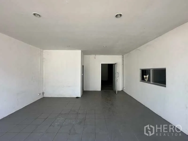 货栈 出租在Bang Bua Thong, Nonthaburi - 一层办公室/接待区，地砖地面和服务窗口