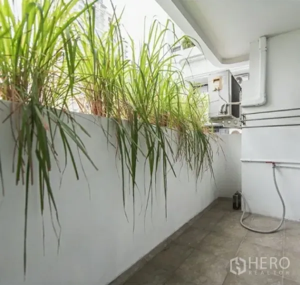 คอนโด ให้เช่าหรือขายในWatthana, Bangkok - ระเบียงส่วนตัวมีแปลงต้นไม้ พื้นกระเบื้อง และมุมซักล้าง ในคอนโดกรุงเทพฯ