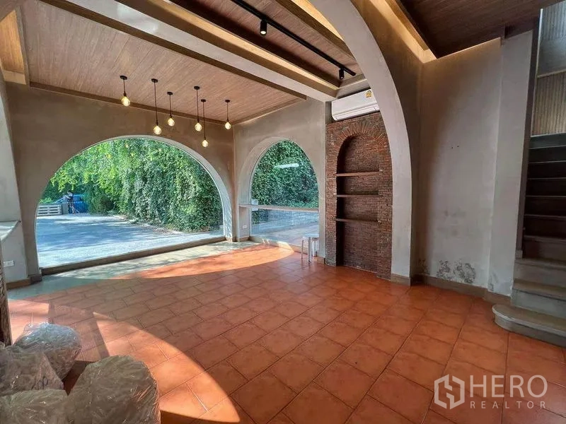 พื้นที่ขายปลีก ให้เช่าในPhaya Thai, Bangkok - ฮอลล์ค้าปลีกโปร่ง กระจกโค้ง ซุ้มอิฐ และพื้นกระเบื้อง